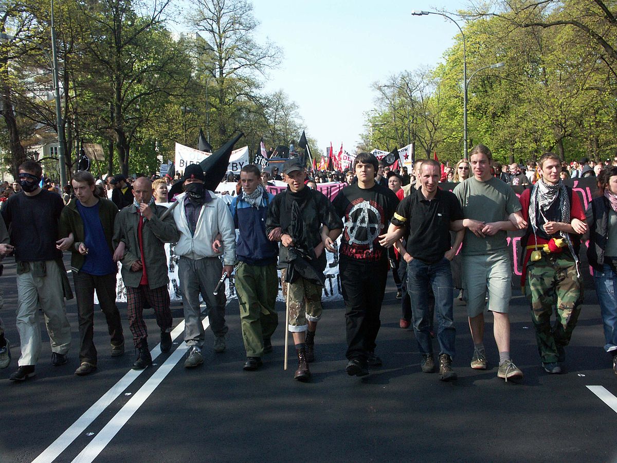 1200px-Demonstration_2004_AB
