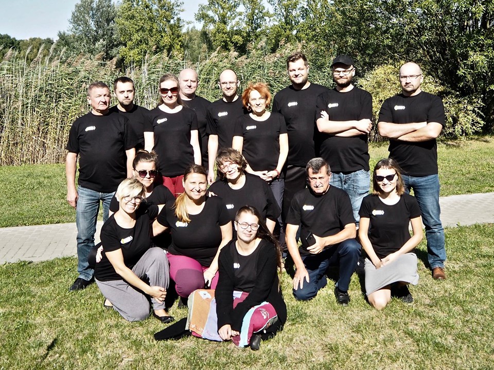 na zdjęciu pozuje grupa uśmiecjniętych osób